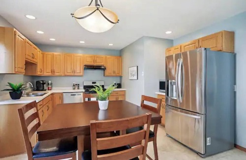 Champaign House | Classic & Spacious 3/2.5 fenced