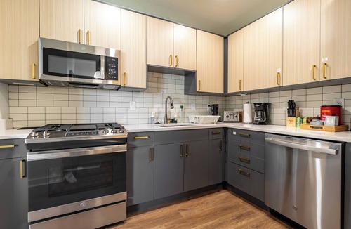 Crystal City Apartment | Classy Studio Home l King bed l Garage IPool l near DC/Metro/Mall