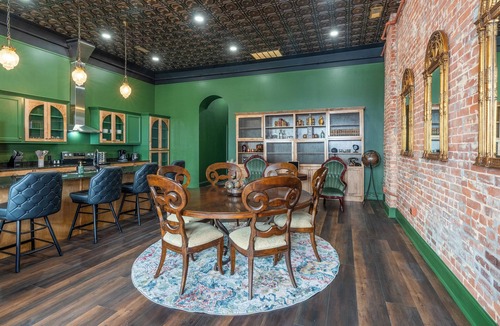 Marion Apartment | Clawfoot Tub · Historic Downtown