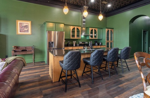 Marion Apartment | Clawfoot Tub · Historic Downtown