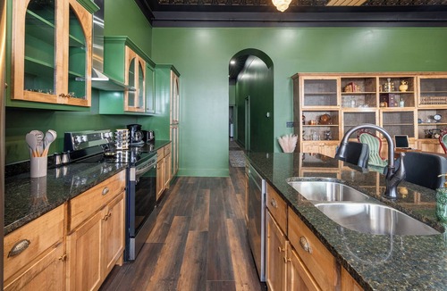 Marion Apartment | Clawfoot Tub · Historic Downtown