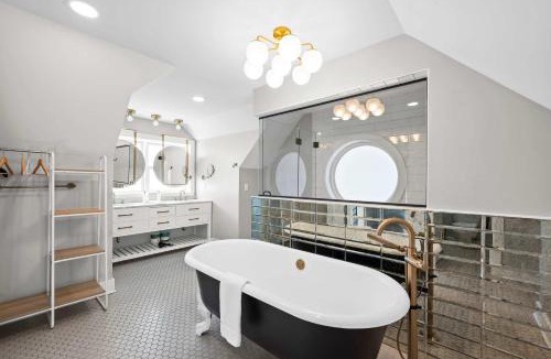 Mount Adams House | Clawfoot Tub, Next to Monastery Wedding Venue, 3BR