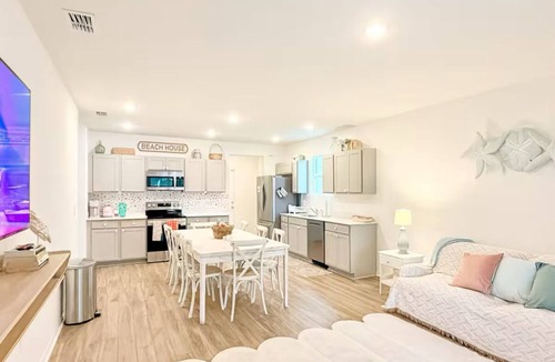 Amaryllis Park Villa | Clean + Private QUEEN Room w/Hot Tub, Grill