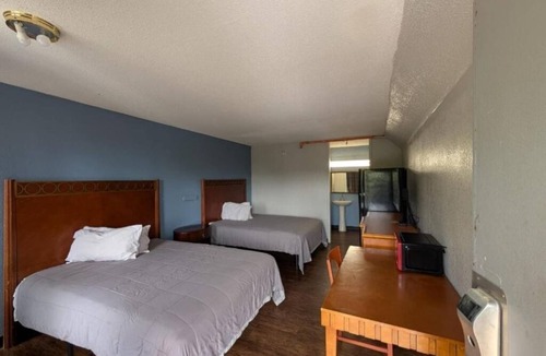 Cartersville Hotel | Clean + Quiet 2-Room Stay w/King Bed Near Restaurants