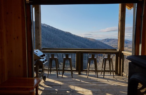 Fletcher Cabin | CLIFFSIDE CABIN - Breathtaking Cliffside Gem Off Grid-Cabin Adventure!