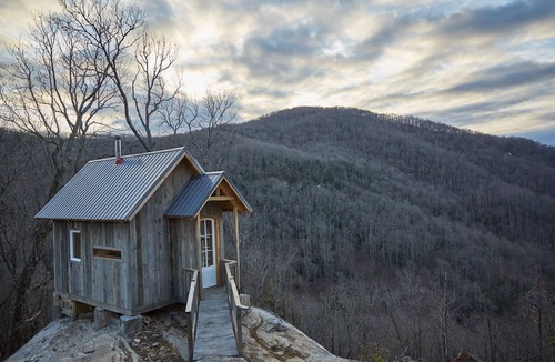 Fletcher Cabin | CLIFFSIDE CABIN - Breathtaking Cliffside Gem Off Grid-Cabin Adventure!