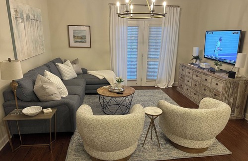 Oxford Condo | Close to Campus-newly professionally decorated-sleeps 6 -no stairs!