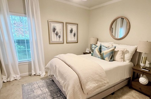 Oxford Condo | Close to Campus-newly professionally decorated-sleeps 6 -no stairs!