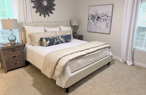 Oxford Condo | Close to Campus-newly professionally decorated-sleeps 6 -no stairs!