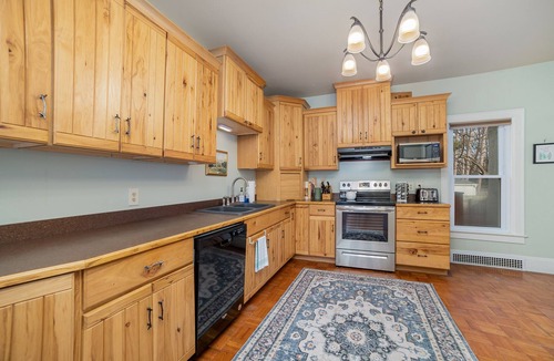 Center Avenue Historic District House | Close to Frankenmuth! Hot Tub, Fireplace, W/D,114Mbps Internet, Self Check-In
