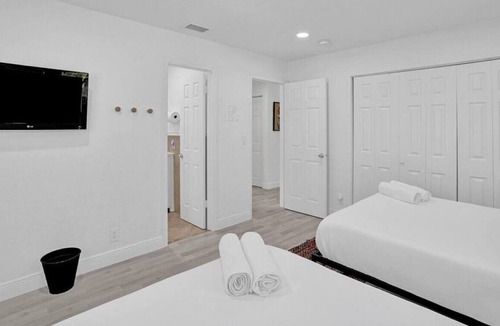 South Middle River House | Close to Las Olas, The Beach, Wilton Manors | Private Patio | Renovated BOHO Design