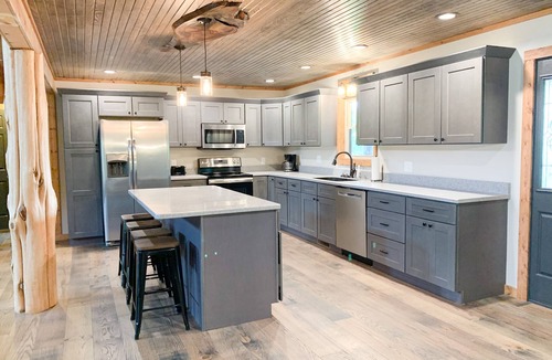 Austin Cabin | CMR Hideaway Lodge poolside Barren County near Barren River Lake