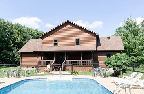 Austin Cabin | CMR Hideaway Lodge poolside Barren County near Barren River Lake