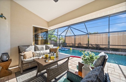 South Venice House | Coastal Beach Time Villa-heated pool & spa-4 bikes, game room-great amenities