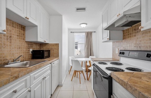 Hollywood Lakes Apartment | Coastal Sunset