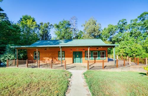 Coffeeville House | Coffeeville Cabin w/Deck ~ 7 Mi to Grenada Lk