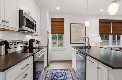 Clinton Cottage | College St. Cottage | 1/1, Washer/Dryer, Walk to Downtown