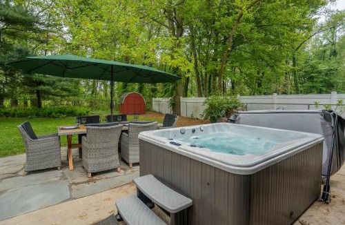 Waukazoo Woods House | Colonial Cottage with Hot Tub & Sauna-Family Friendly