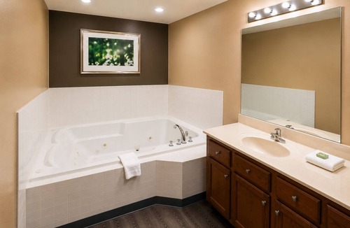 Camden Hotel | Colonial Inn