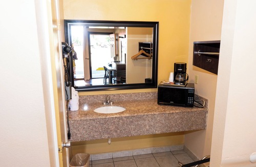 Hammond Hotel | Colonial Inn