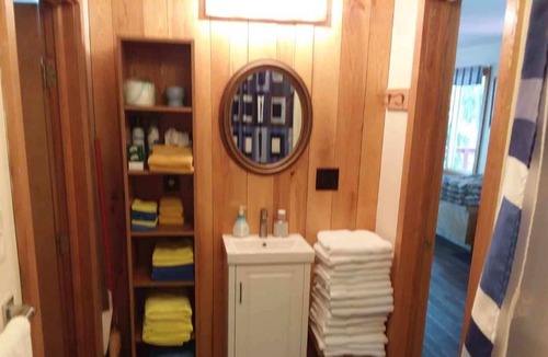 Lake Ann Cottage | Colorful, Cozy Cottage on Pearl Lake