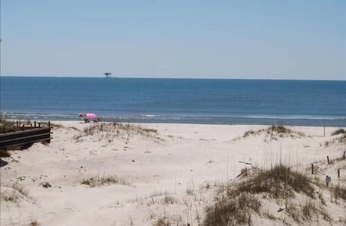 Fort Morgan House | 👣 Come get your toes in the sand ~~~ and a cold drink in your hand! 🍹