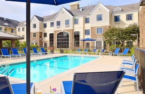 Auburn Hills Hotel | Comfort & Convenience at Auburn Hills! Kitchenette, Outdoor Pool, Free Breakfast