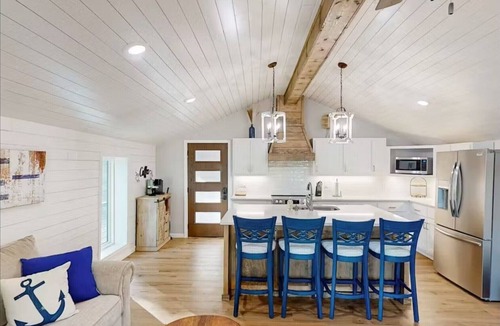 Mid America House | Comfortable, newly remodeled modern 2 bedroom cabin located on Lake Hamilton.