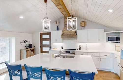 Mid America House | Comfortable, newly remodeled modern 2 bedroom cabin located on Lake Hamilton.