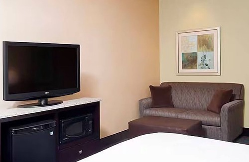 South Bend Hotel | Comfortable Room w/Sofa Bed & Hot Breakfast Included – Ideal for Families