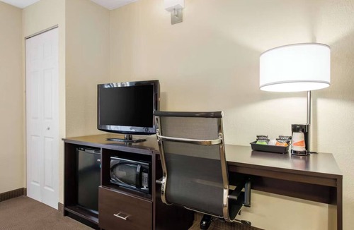 Bayou Oaks Hotel | Comfortable Stay w/1 King Bed Minutes from The Ringling Museum and Attractions