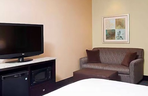 South Bend Hotel | Comfortable Suite w/Complimentary Hot Breakfast