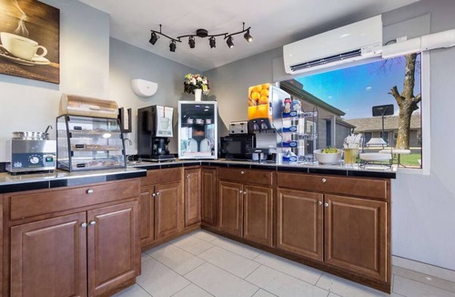 Salem Hotel | Comfortable Suites Near Hoosier National Forest & Local Attractions