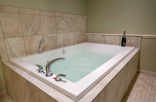 Holland Cabin | Comfortable Vacation Suite for Getaway near Grand Haven State Park in Holland, Michigan