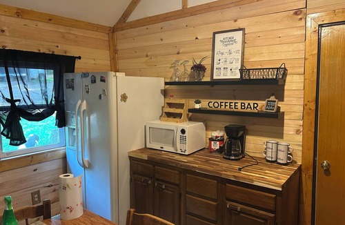 Ray Cabin | Comfy cabin near hocking hills with hidden spare bedroom, pet friendly