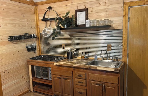 Ray Cabin | Comfy cabin near hocking hills with hidden spare bedroom, pet friendly