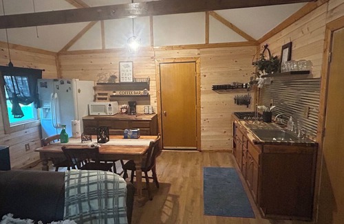Ray Cabin | Comfy cabin near hocking hills with hidden spare bedroom, pet friendly