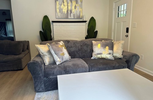Church Street House | Comfy Home, 15 mins from Airport & Downtown