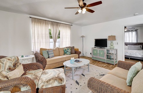 Grove City House | Comfy home near beach with WiFi, W/D, AC, pool, grill, & ping-pong - dogs OK