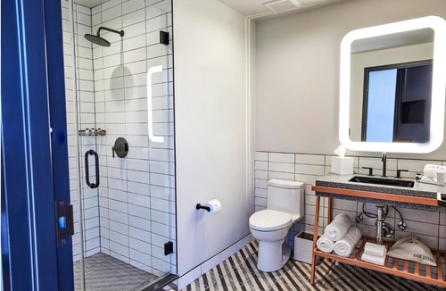 East Nashville Hotel | Comfy Room w/Rooftop Bar and All-Day Cafe in Trendy East Nashville
