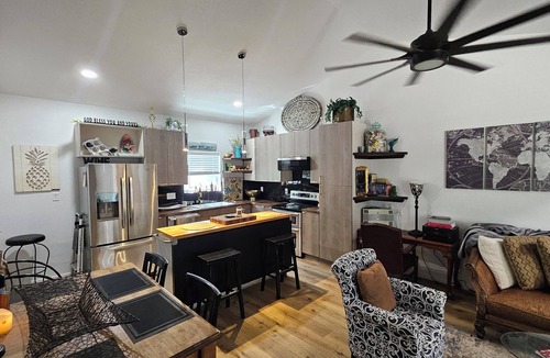 Linn Creek Apartment | Comfy unit centrally located and convienent to nightlife.