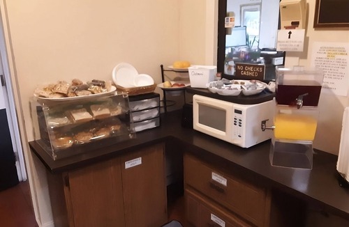Summit Hotel | Comfy Unit, Table Tennis, Pool, Free Parking, Free WiFi, Pets Allowed