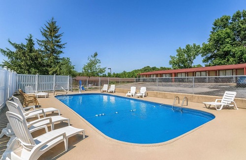 Summit Hotel | Comfy Unit, Table Tennis, Pool, Free Parking, Free WiFi, Pets Allowed