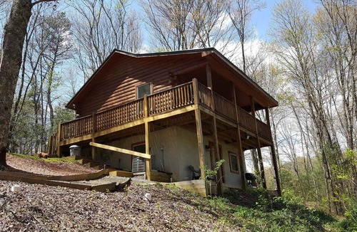 Hillsville Cabin | Comfy WATERFRONT escape awaits at Bear Creek Cabin near BR Parkway & I-77