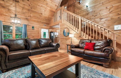 Black Bear Falls Cabin | Community Pool! Close to Gburg & Hiking!