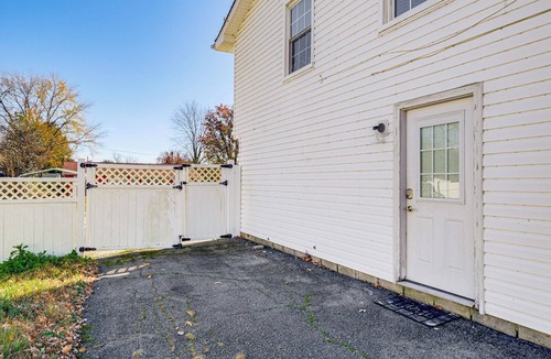 St. Charles Apartment | Commuter-Friendly Studio Near DC & Alexandria!