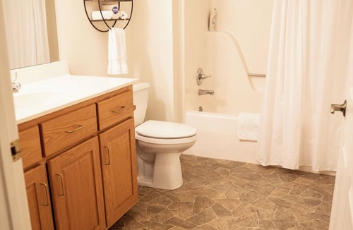 Cherokee Village Hotel | Condo 301 is a spacious two-bedroom/two-bathroom unit at Cooper's Pointe