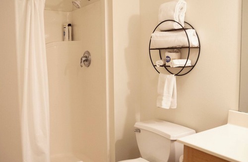 Cherokee Village Hotel | Condo 301 is a spacious two-bedroom/two-bathroom unit at Cooper's Pointe