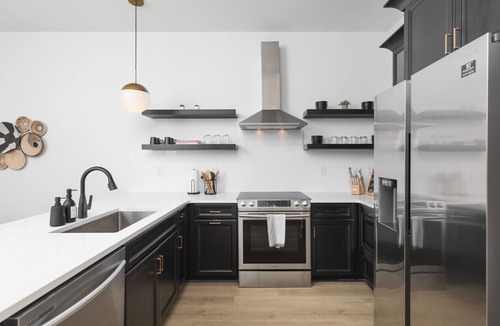 Cleveland Park House | Condo Near Downtown Broadway & Stadium - Free Parking