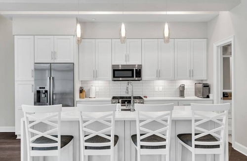 Central Business District Apartment | Condo on St. Charles - Streetcars, Parking, Pool!